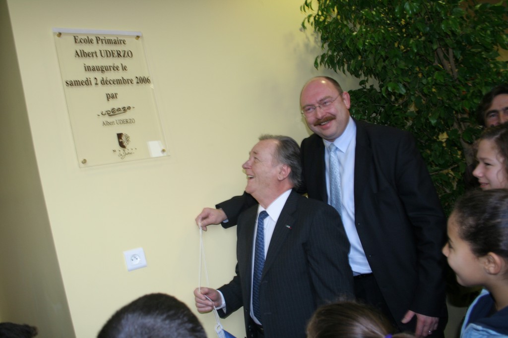 Albert Uderzo et le maire Mr Vialay dévoilent la plaque