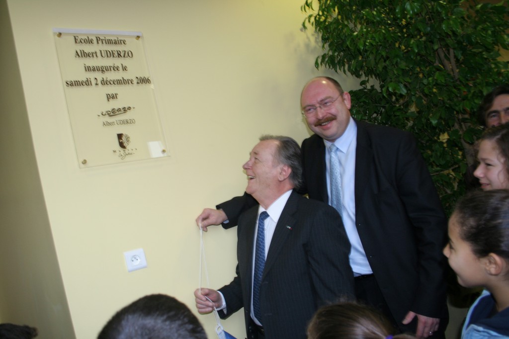 Albert Uderzo et le maire Mr Vialay dévoilent la plaque